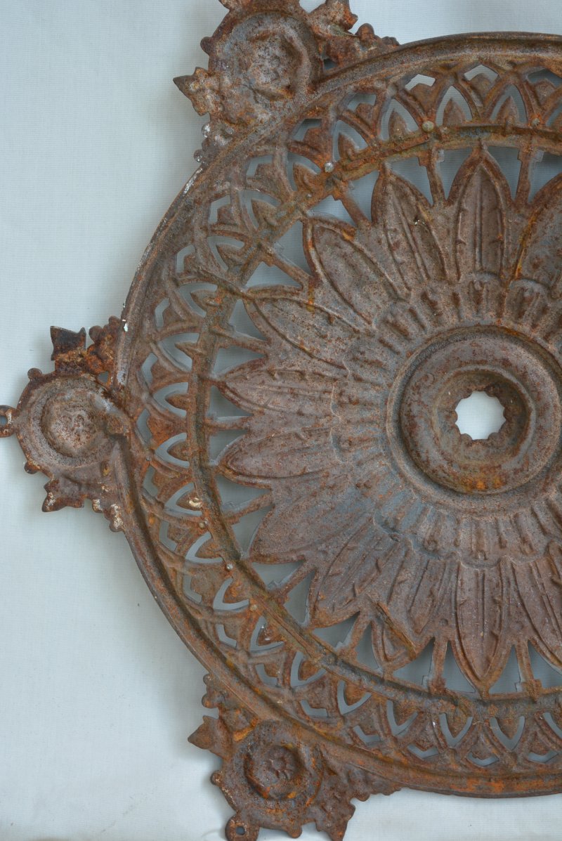 Antique Victorian Cast Iron Ceiling Rose With Feather And Ivy Decoration - Image 14